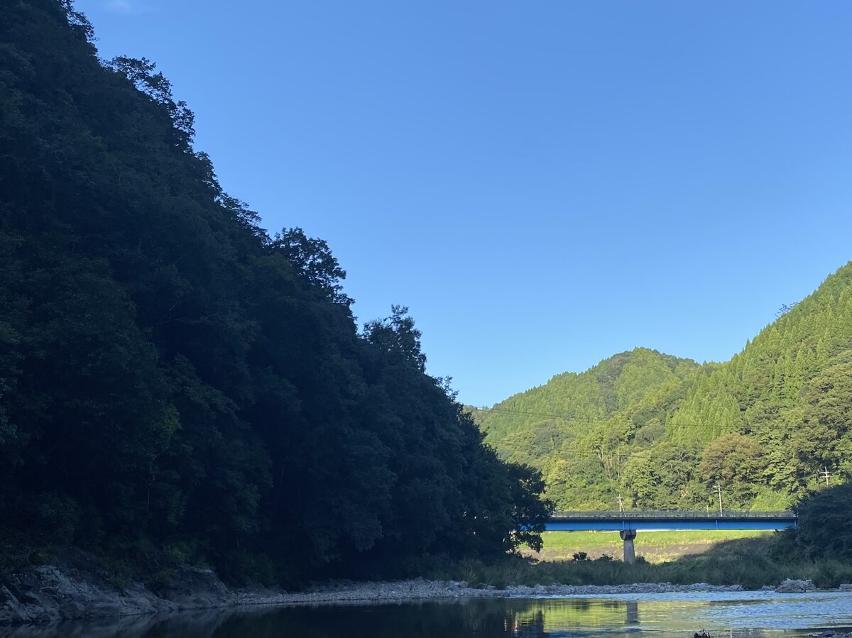 快晴が広がる河原